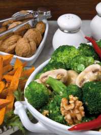 Brokkoli-Walnuss-Salat mit S��kartoffel-Sticks