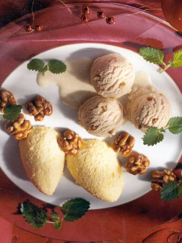 Mangomousse mit Walnusseis
