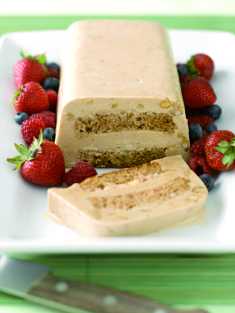 Eisdessert mit Walnüssen und Ahornsirup