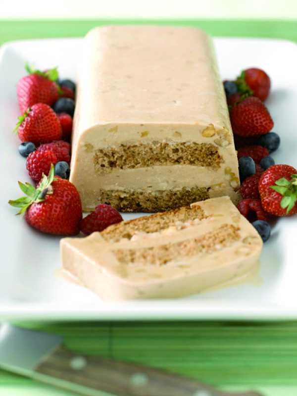 Eisdessert mit Walnüssen und Ahornsirup