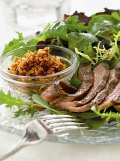 Steak mit Salat und Walnuss-Romesco