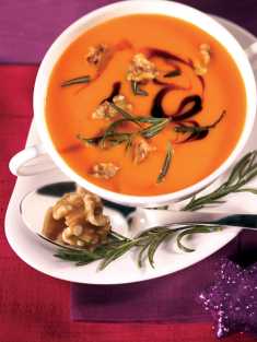 Paprikacremesuppe mit Walnüssen