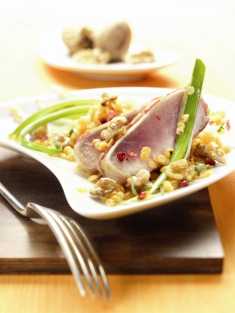Tuna-Steak auf Koriander-Walnuss-Linsen