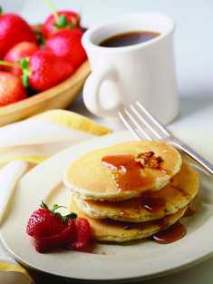Bananen- Walnuss- Pfannkuchen mit Früchten