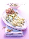 Stangenspargel mit gr�ner Walnuss-Sauce