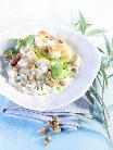 Walnuss-Risotto mit Zuckerschoten und Scampi