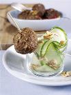 Walnuss-Hackb�llchen mit Chili-Gurkensalat