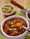Feuriges Chili mit kalifornischen Walnüssen