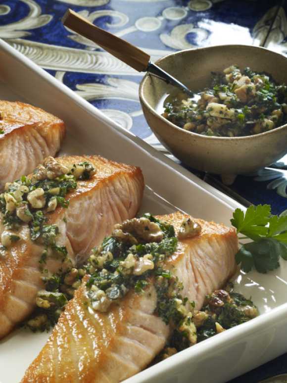 Knuspriger Lachs mit Walnuss-Salsa-Verde