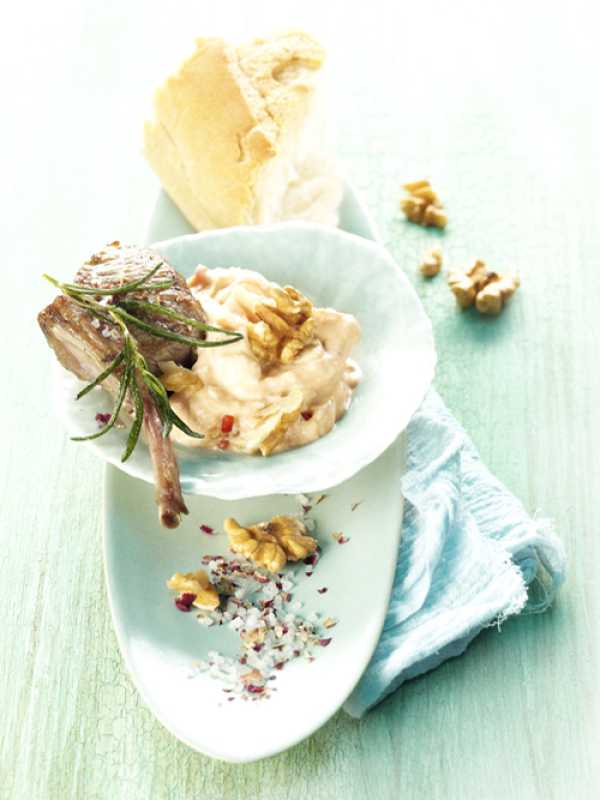 Paprika-Walnuss-Dip zu Lammkoteletts
