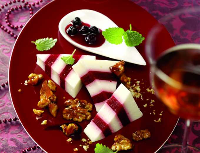 Himbeer-Joghurt-Terrine mit Blaubeersauce