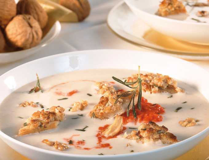 Bohnencremesuppe mit Pesto und Walnüssen