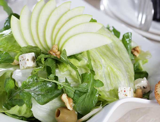 Apfel-Feta-Salat mit kalifornischen Walnüssen und Tomatendressing