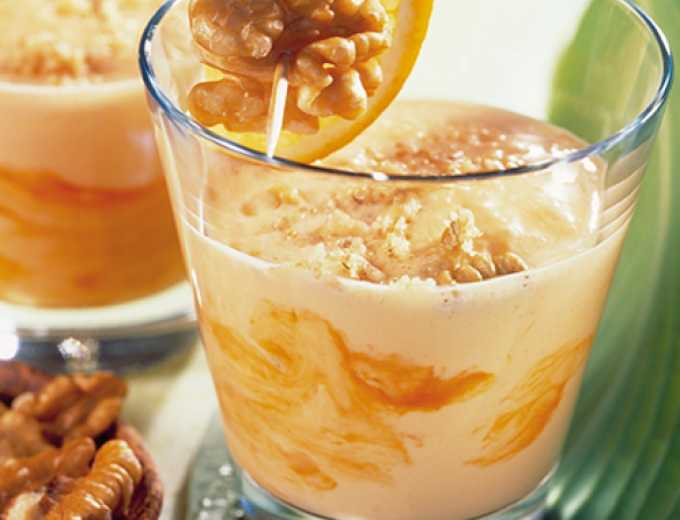 Bananen-Orangen-Drink mit Walnüssen