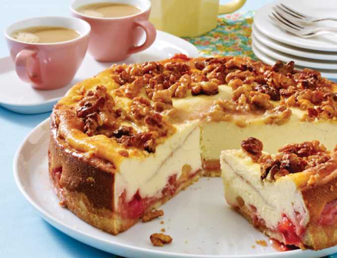 Erdbeer Rhabarber Kasekuchen Mit Walnusshaube