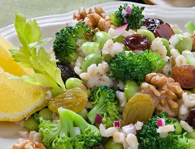 Grüner Graupen-Salat mit Walnüssen
