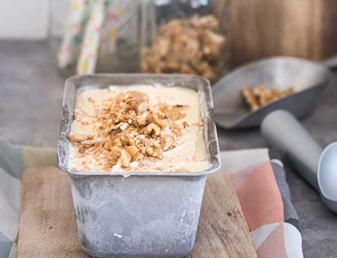 Kokos-Ricotta-Parfait mit karamellisierten Nüssen