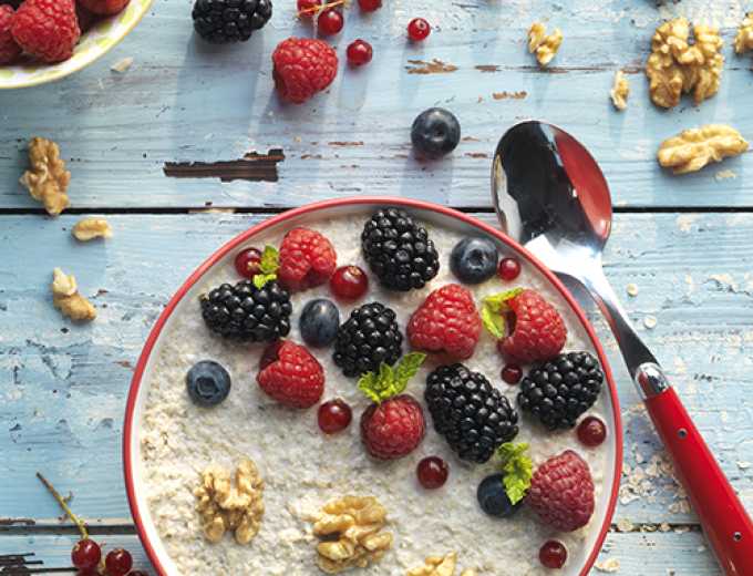 Walnussmilchporridge mit Himbeeren und Brombeeren