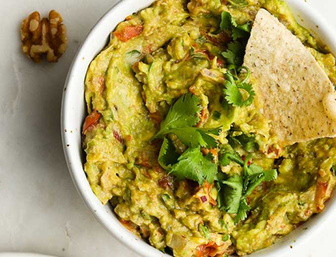 Guacamole mit Walnüssen und gerösteten Tomaten