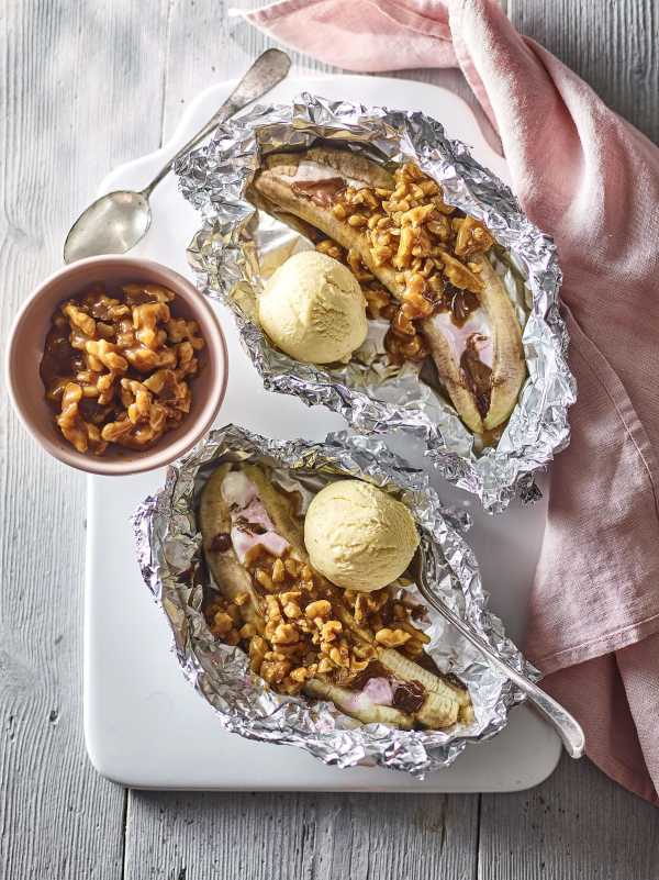 Gegrillte Bananen mit Walnuss-Karamellsauce 
