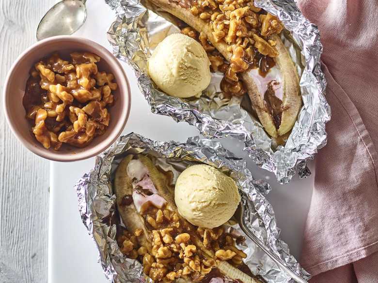 Gegrillte Bananen mit Walnuss-Karamellsauce 