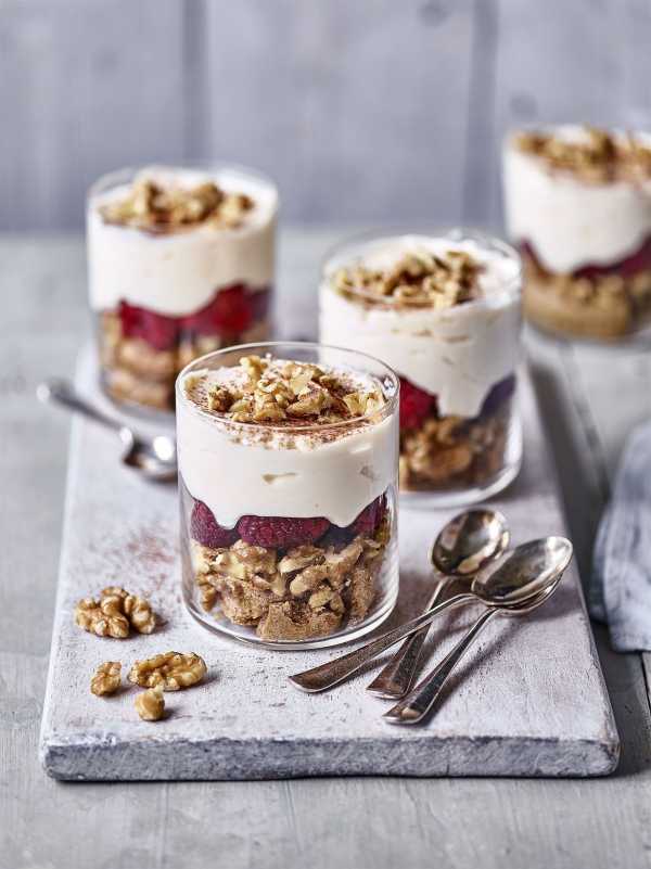 Walnuss-Himbeer-Schichtdessert