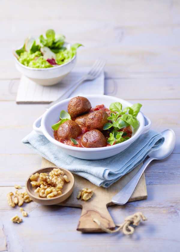 Vegane Walnuss-Köttbullar mit Tomatensauce und Salat