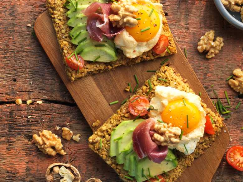 Walnusskräcker mit Avocado, Ei und Ibérico Schinken