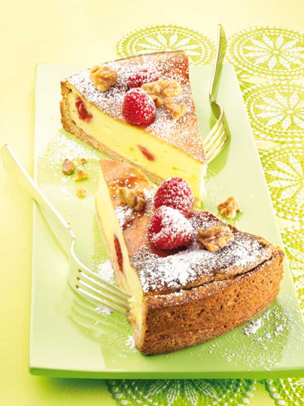 Käsekuchen mit Himbeeren und Walnüssen