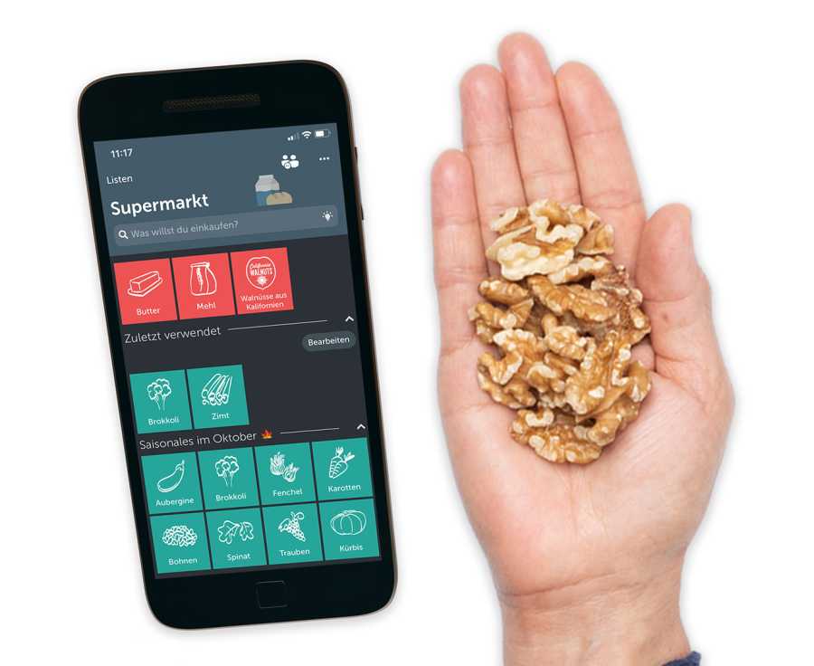 Handy mit geöffneter Bring-App und daneben eine Handvoll Walnüsse