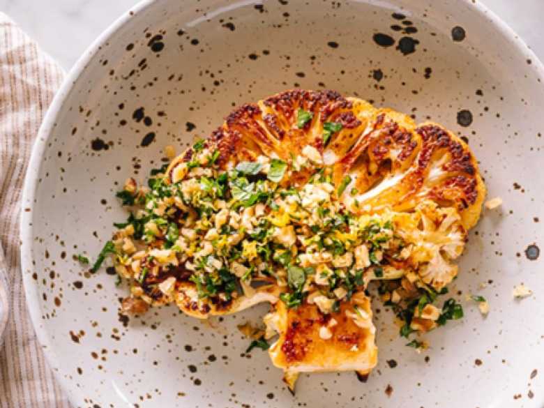 Geröstete Blumenkohlsteaks mit Walnuss-Gremolata