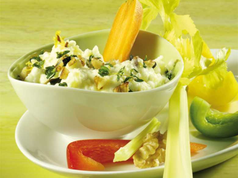 Walnuss-Kartoffelcreme mit Gemüsesticks