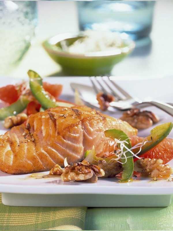 Gegrillter Lachs mit Grapefruit und Walnüssen