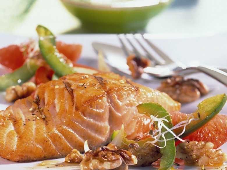 Gegrillter Lachs mit Grapefruit und Walnüssen