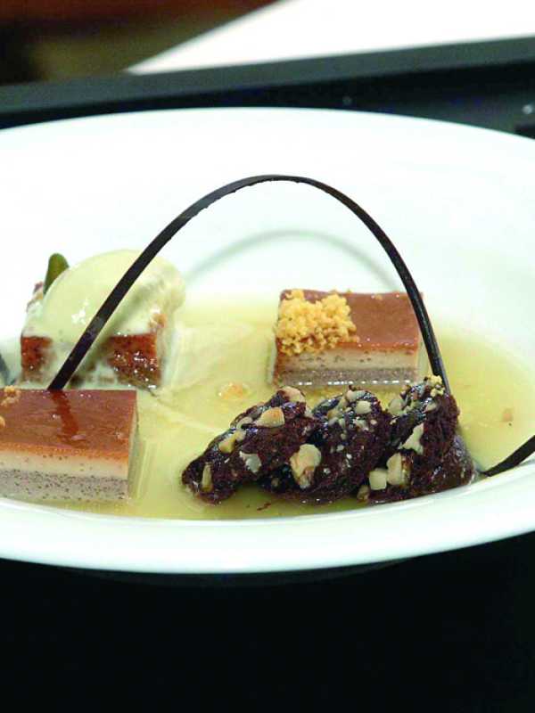 Schokoladenblinis mit Walnussflan