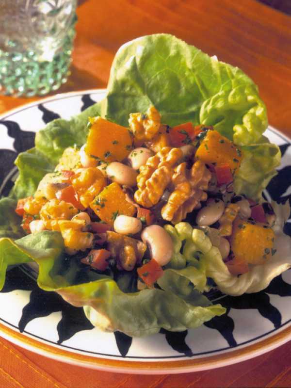 Salatschiffchen mit Walnuss-Füllung