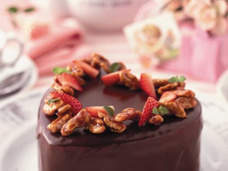 Valentinsherz mit Walnüssen und Erdbeeren