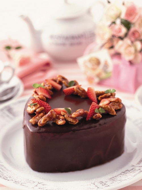 Valentinsherz mit Walnüssen und Erdbeeren