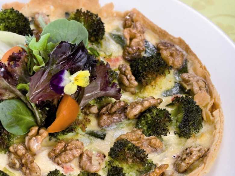 Brokkoliquiche mit Walnüssen