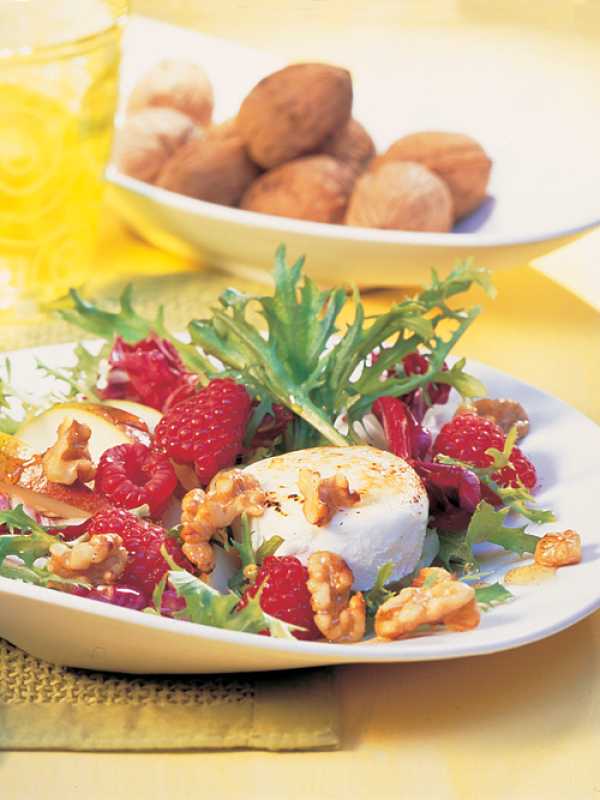 Blattsalat mit Früchten und Walnüssen