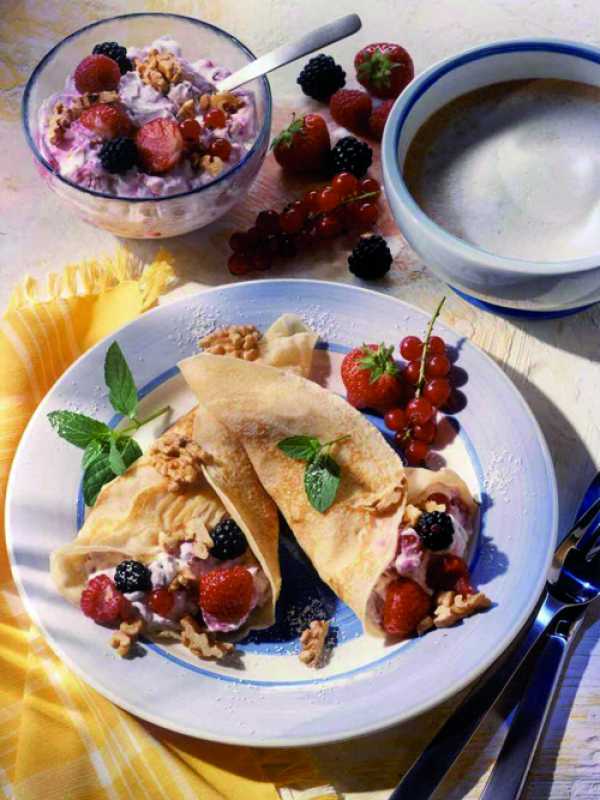 Crêpes mit Walnussquark und Obst