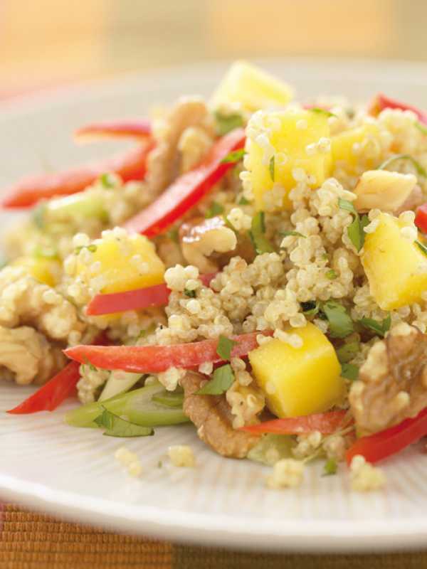 Quinoa-Salat mit Mango und Walnüssen