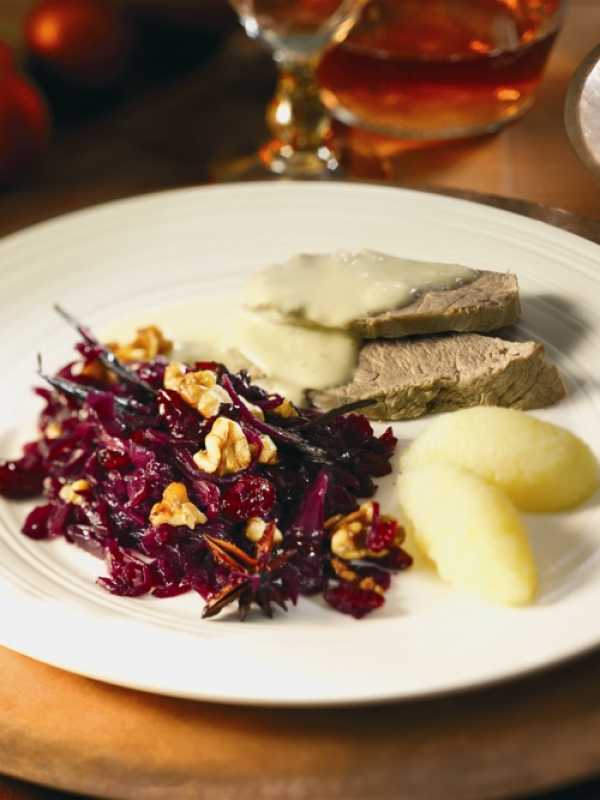 Kalbstafelspitz mit Hollandaise und Walnuss-Rotkohl