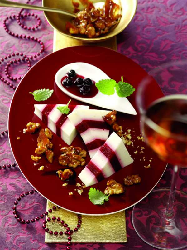 Himbeer-Joghurt-Terrine mit Blaubeersauce