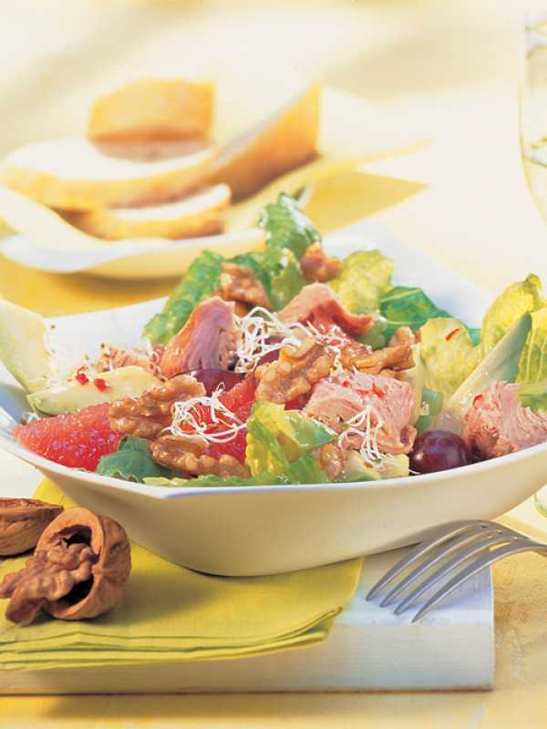 Grapefruitsalat mit Avocado und Walnüssen