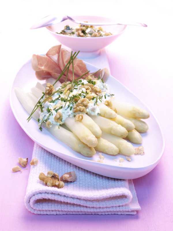 Stangenspargel mit grüner Walnuss-Sauce