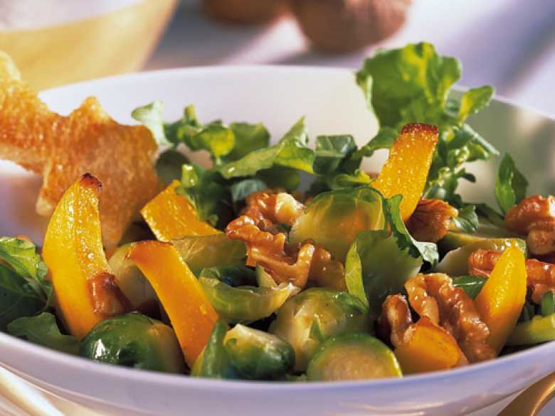 Rosenkohl-Kürbis-Salat mit Walnüssen