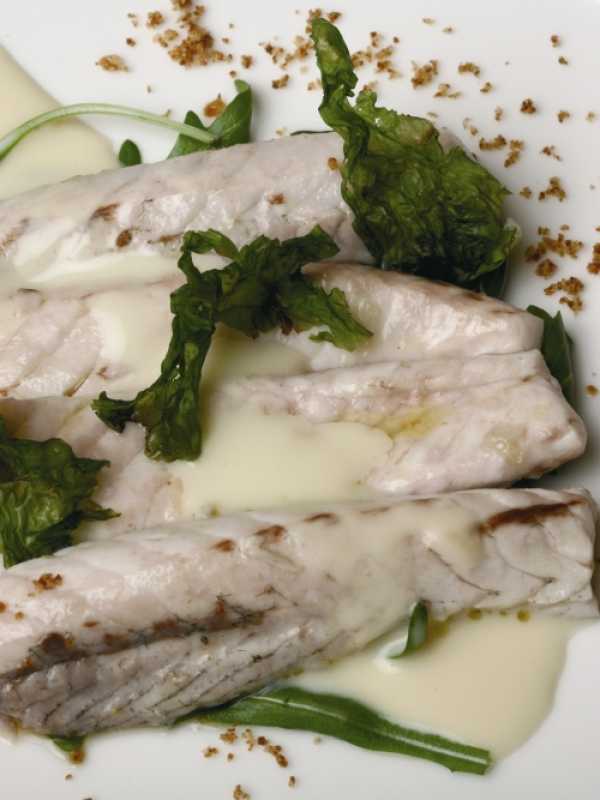 Makrelenfilets auf Rucolasalat mit Walnüssen