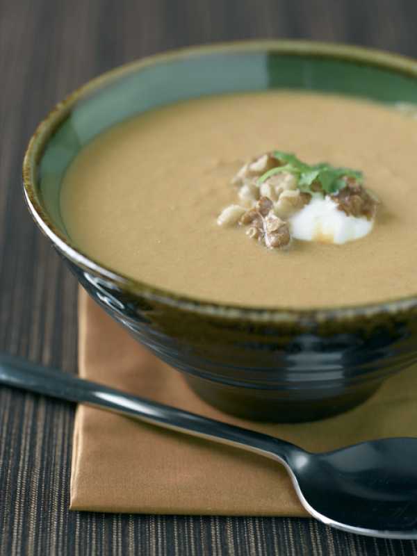 Curry-Kürbis-Suppe mit Walnüssen