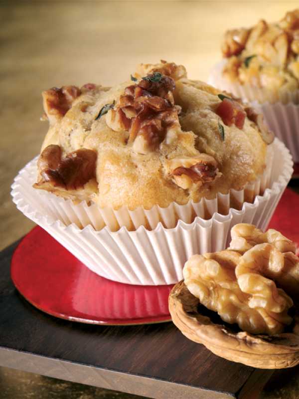 Walnuss-Muffins mit Steinpilzen und Speck